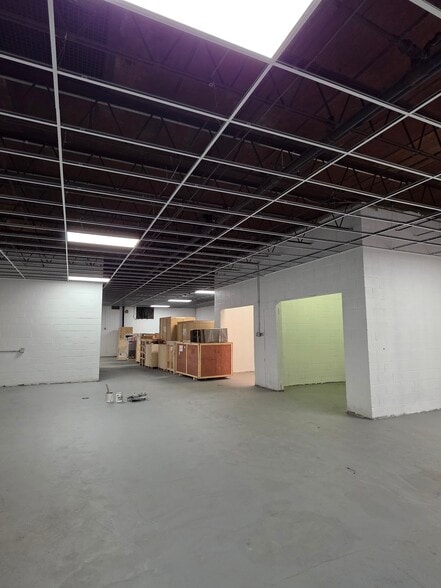 More Photos Of 1071 Waveland Ave, Franklin Park Warehouse For Sale