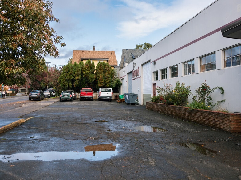 More Photos Of 212-234 SE 12th Ave, Portland Warehouse For Sale