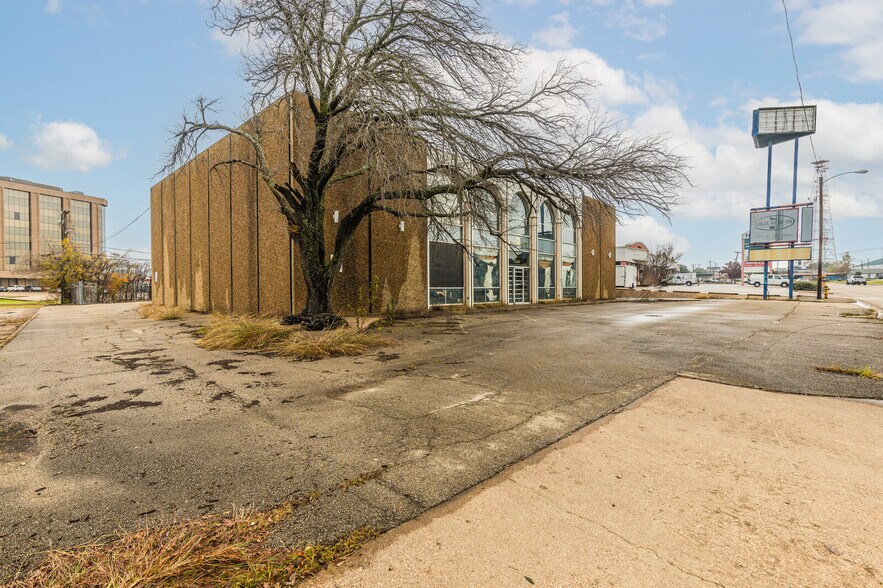 More Photos Of 1210 Lake Air Dr, Waco Freestanding For Sale