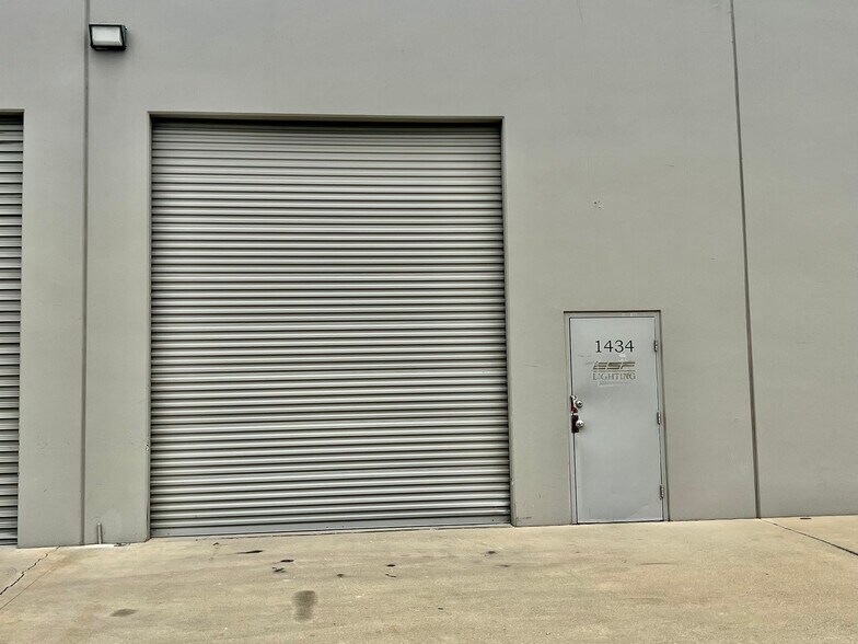 More Photos Of 1434-1440 W Taft Ave, Orange Light Distribution For Lease