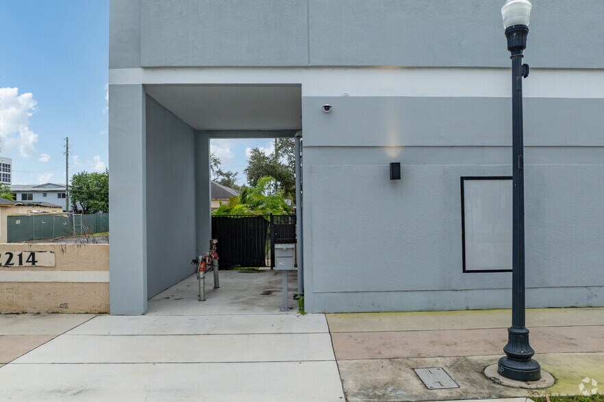 More Photos Of 2216 Hollywood Blvd, Hollywood Schools For Lease