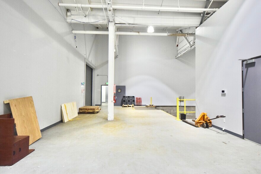 More Photos Of 2200 SE Mailwell Dr, Milwaukie Warehouse For Lease
