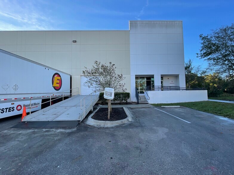 More Photos Of 1700 35th St, Orlando Warehouse For Lease