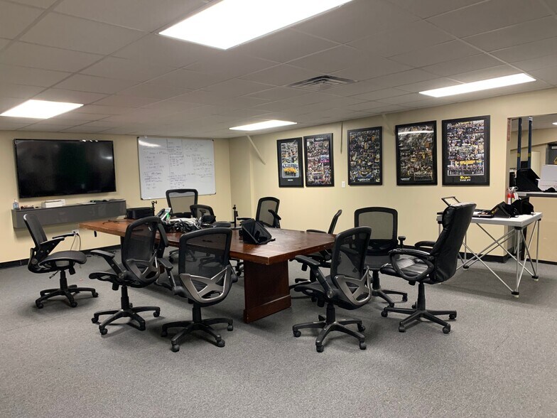 More Photos Of 11500 S Sam Houston Pkwy W, Houston Showroom For Sale