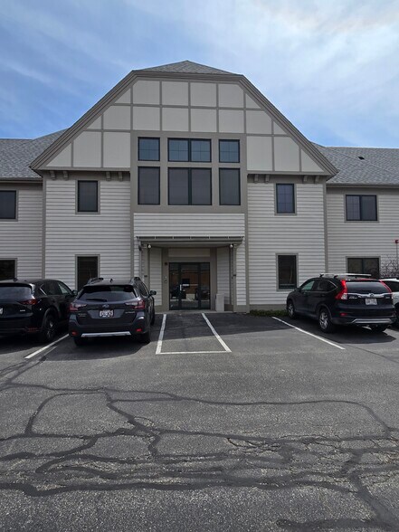 More Photos Of 1500 W Market St, Mequon Medical For Lease