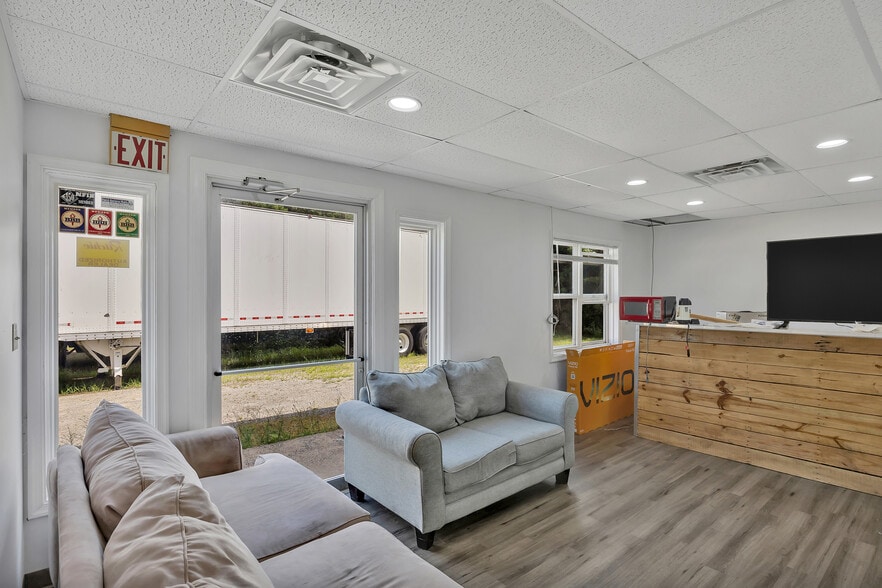 More Photos Of 3548 Cumberland Rd, Cumberland Warehouse For Sale
