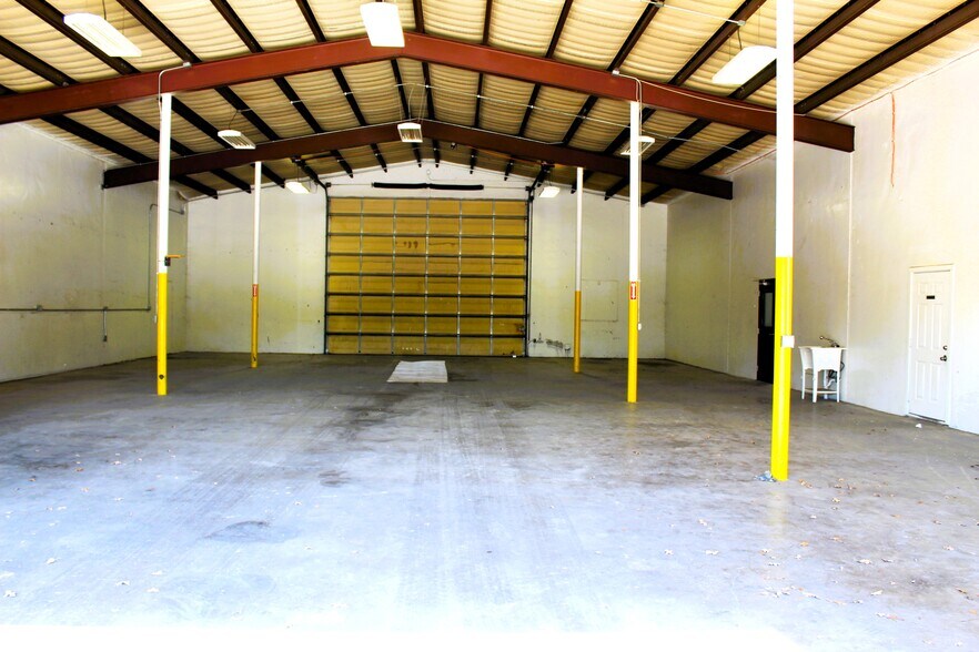 More Photos Of 1808 Barnett Dr, Weatherford Warehouse For Lease