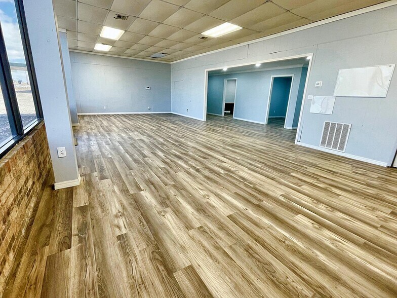 More Photos Of 33774 Highway 51, Wagoner Showroom For Lease
