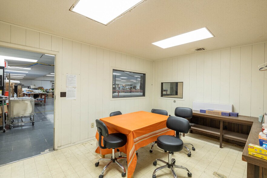 More Photos Of 1060 1st Ave NE, Gravette Industrial For Lease