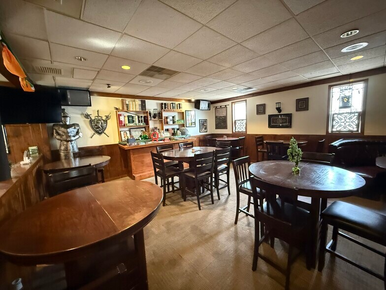 More Photos Of 201 S Walnut St, Appleton Storefront Retail Residential For Sale