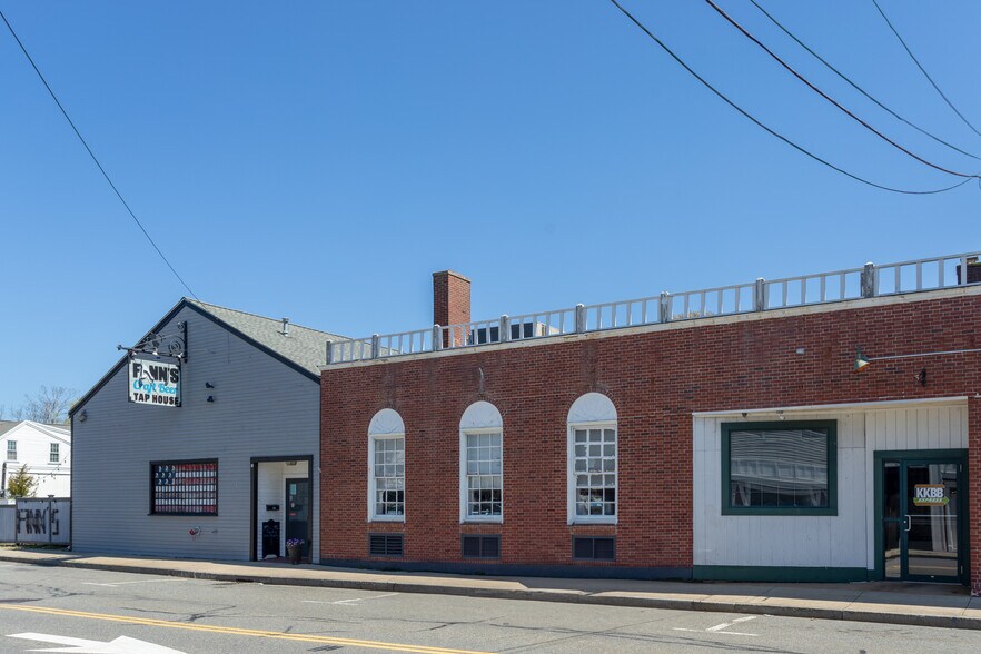 More Photos Of 334 Main St, Hyannis Storefront For Lease