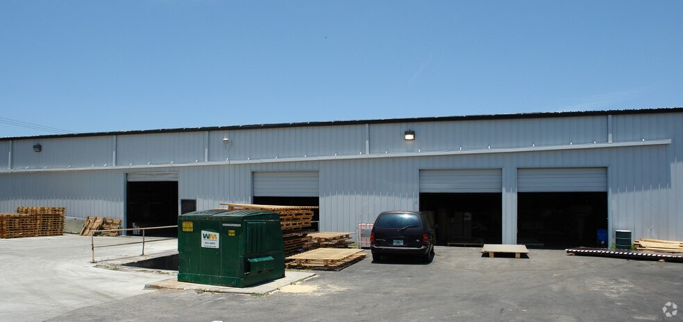 More Photos Of 7211 Anderson Rd, Tampa Warehouse For Lease