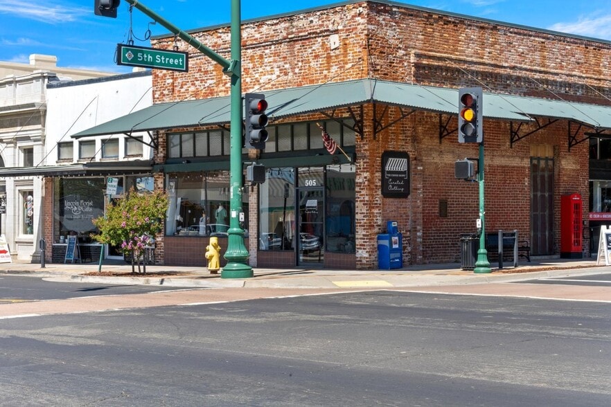 Primary Photo Of 505-678 Lincoln Blvd, Lincoln Storefront For Sale