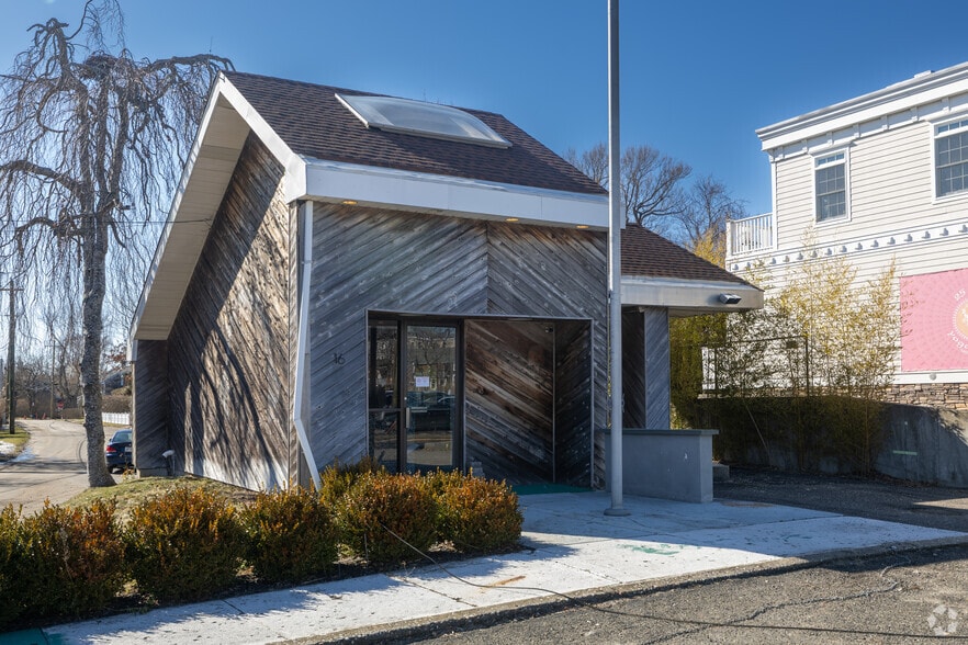 Primary Photo Of 16 Spring St, Sag Harbor Bank For Lease
