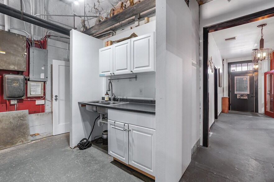 More Photos Of 660 N Thompson St, Portland Showroom For Sale