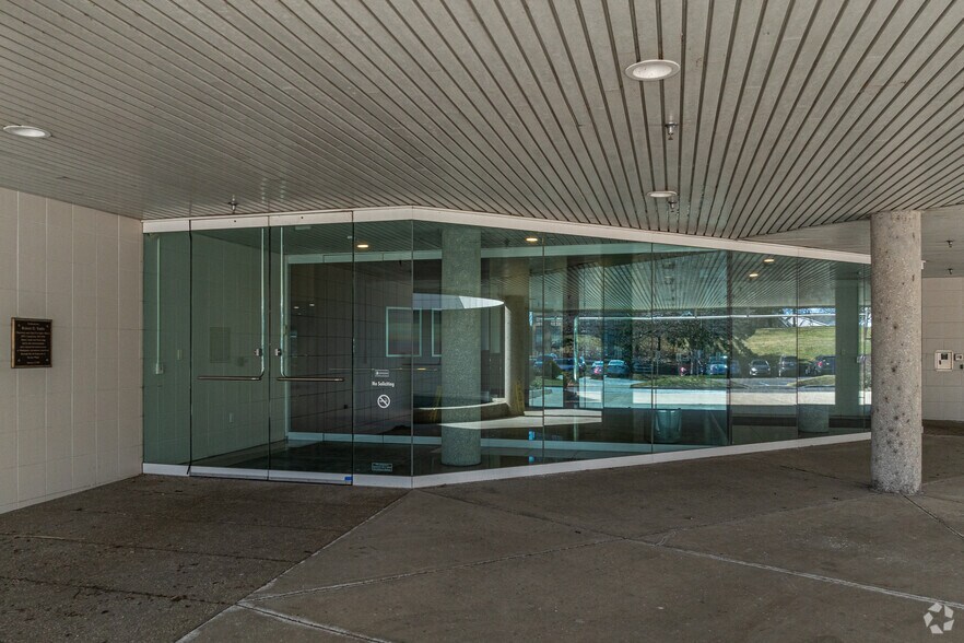 More Photos Of 700 Terrace Point Rd, Muskegon Medical For Lease