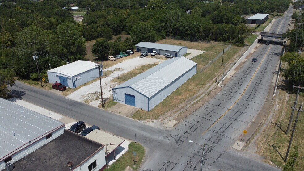More Photos Of 309 N East St, Sherman Warehouse For Lease