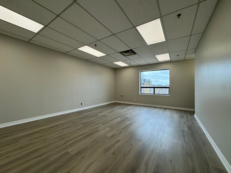 More Photos Of 25 Heritage Rd, Markham Warehouse For Lease