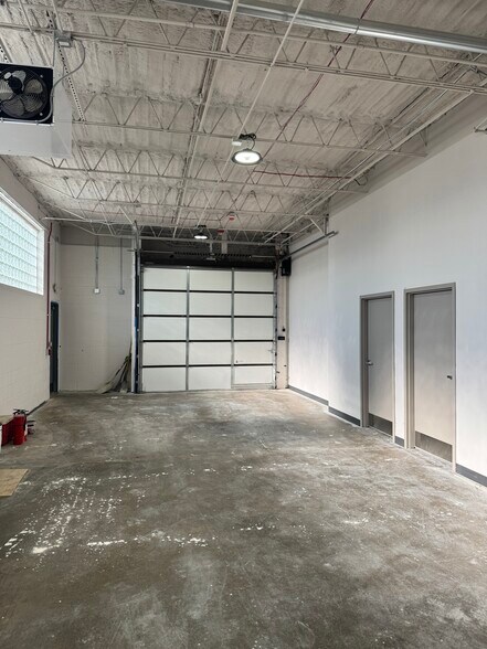 More Photos Of 945 Criss Cir, Elk Grove Village Light Manufacturing For Lease