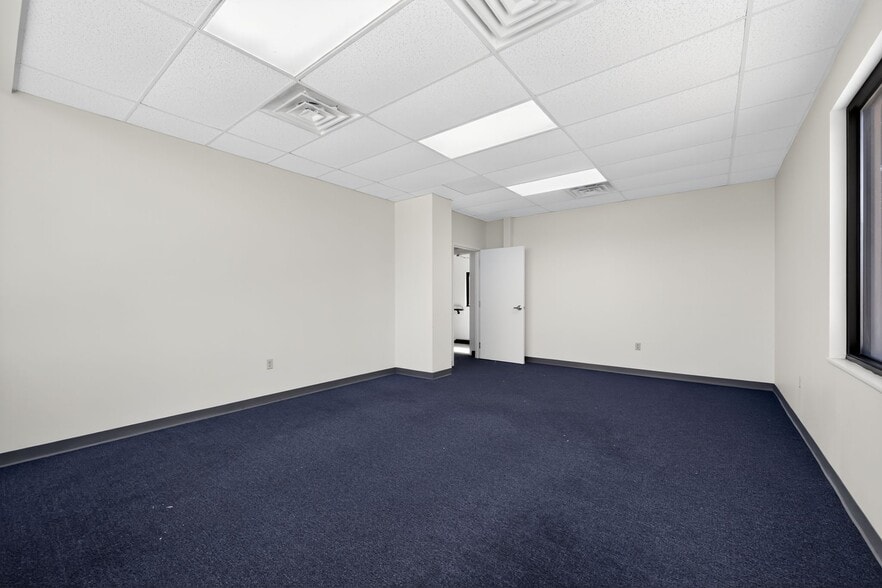 More Photos Of 514 E King Rd, Malvern Storefront Retail Office For Sale