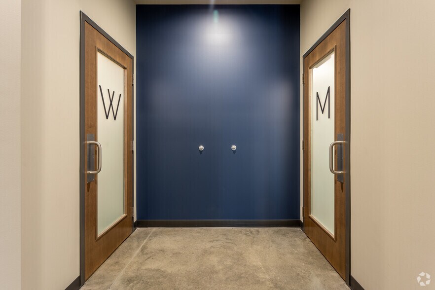 More Photos Of 1615 SE Cortina Dr, Ankeny Flex For Lease