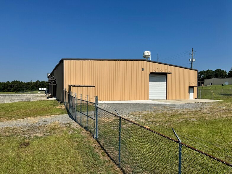 More Photos Of 628 Industrial Park Rd, Roberta Warehouse For Lease