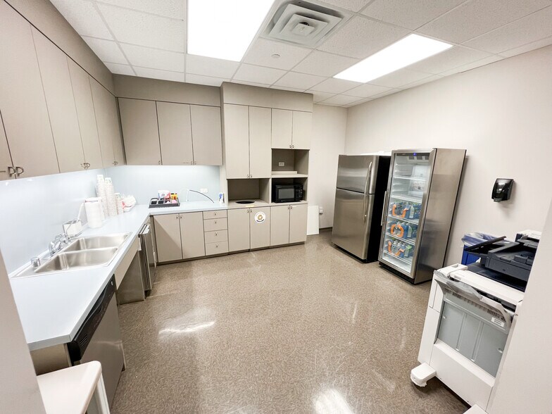 More Photos Of 303 Veterans Airpark Ln, Midland Office For Lease