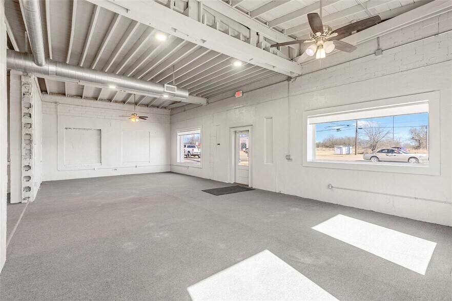 More Photos Of 2301 N Main St, Paris Freestanding For Sale