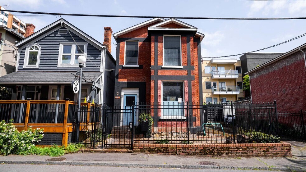 More Photos Of 1525 Amelia St, Victoria Office For Sale