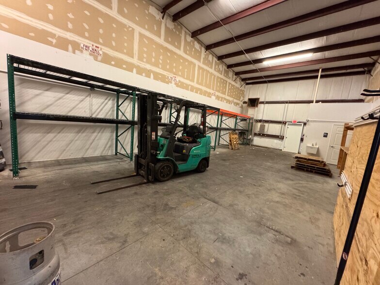 More Photos Of 877 NE 27th Ln, Cape Coral Distribution For Lease