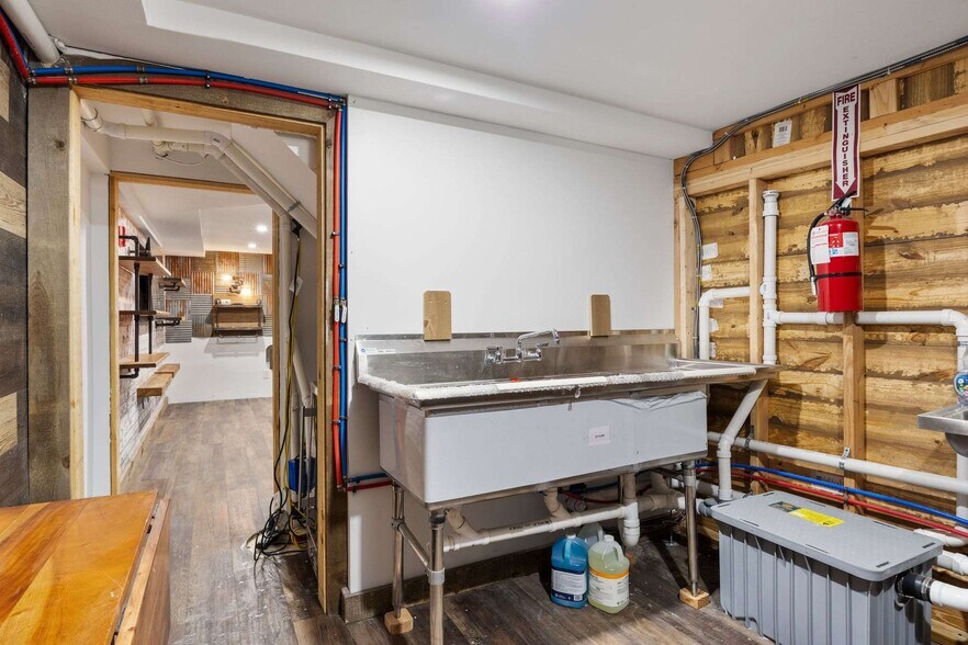 More Photos Of 20 Shore Rd, Ogunquit Storefront Retail Office For Sale