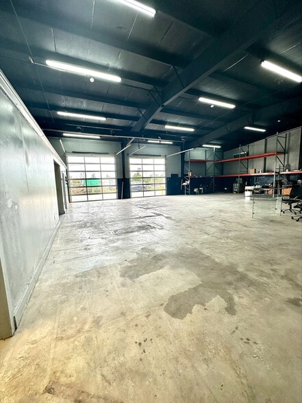 More Photos Of 4004-4002 Laviosier St, Chalmette Warehouse For Sale