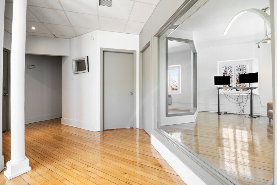 More Photos Of 32 Rue Saint-Charles, Longueuil Office For Lease