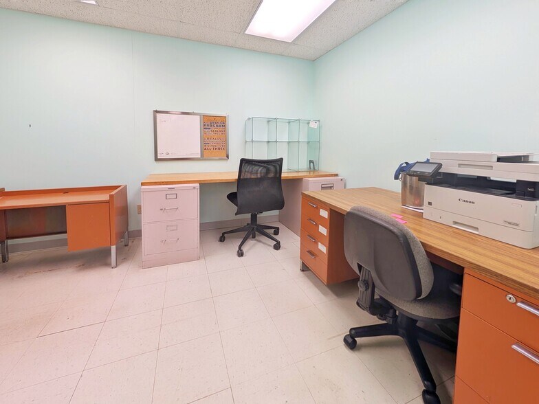 More Photos Of 1208 E Main St, Luray Flex For Sale