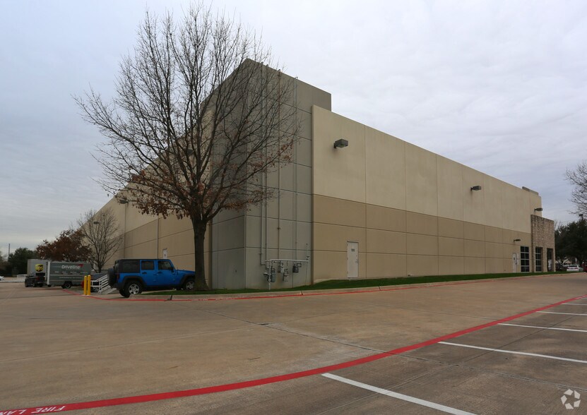 More Photos Of 700 Freeport Pky, Coppell Warehouse For Lease