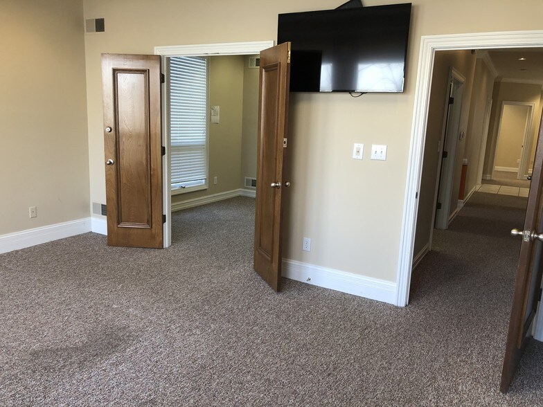 More Photos Of 1528 E Greyhound Pass, Carmel Office For Lease