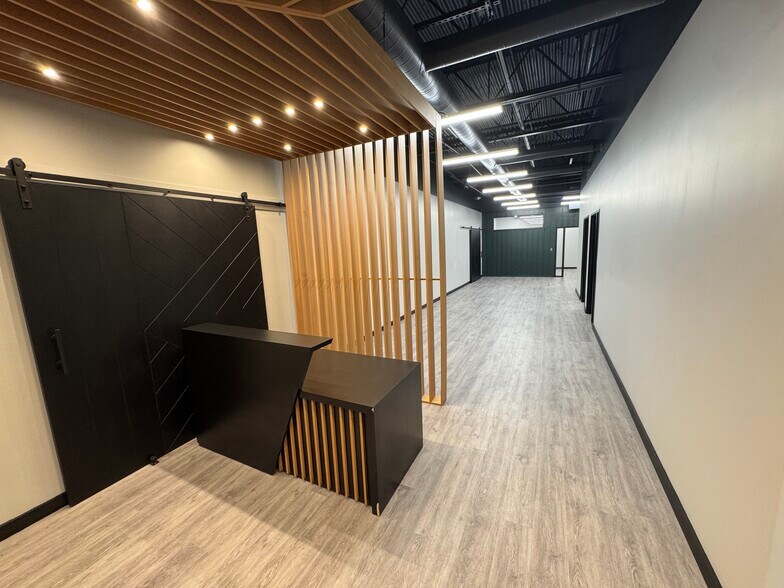 More Photos Of 8230 Elmbrook Dr, Dallas Flex For Lease