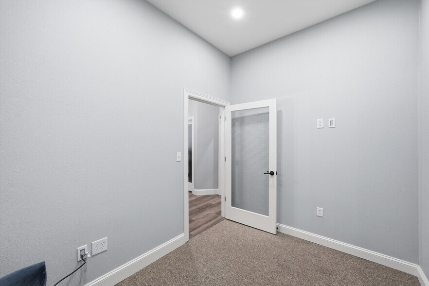 More Photos Of 1801 Franklin Ave, Waco Flex For Sale