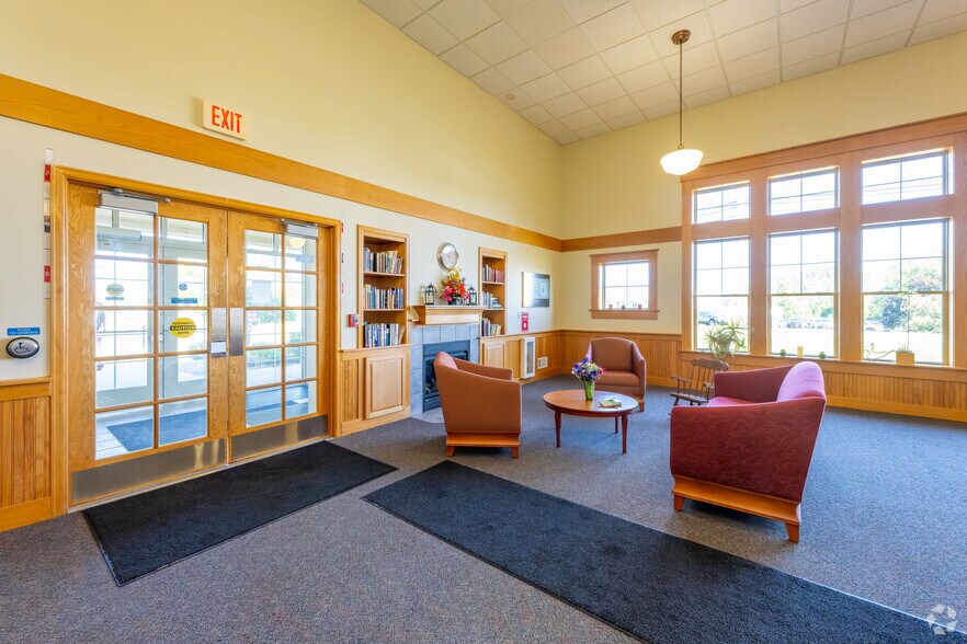 More Photos Of 815 Ridge Rd, Webster Bank For Lease