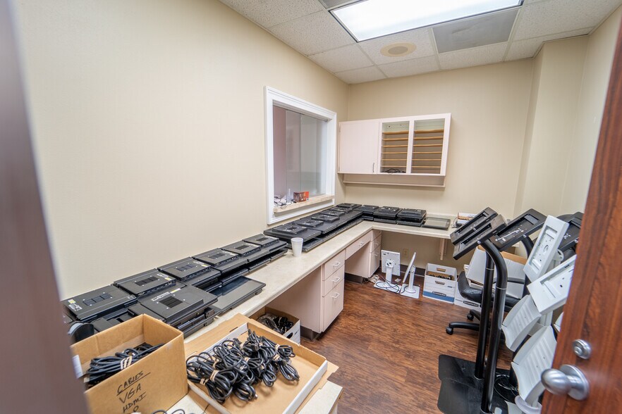 More Photos Of 115 Medical Dr, Victoria Medical For Sale