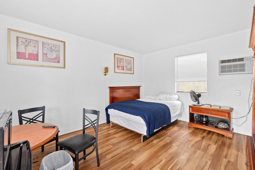 More Photos Of 801 Ridgewood Ave, Holly Hill Hotel For Sale