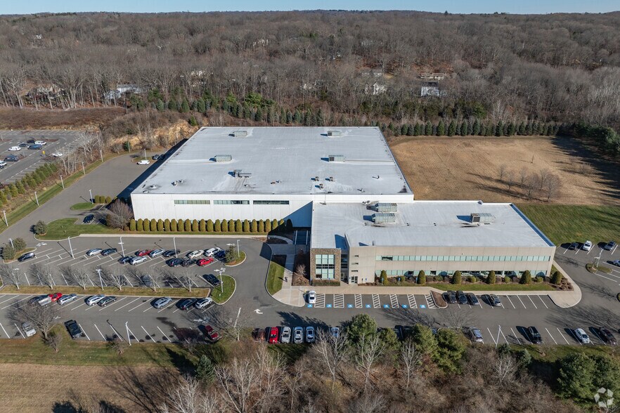 More Photos Of 7 Victoria Dr, Monroe Warehouse For Lease