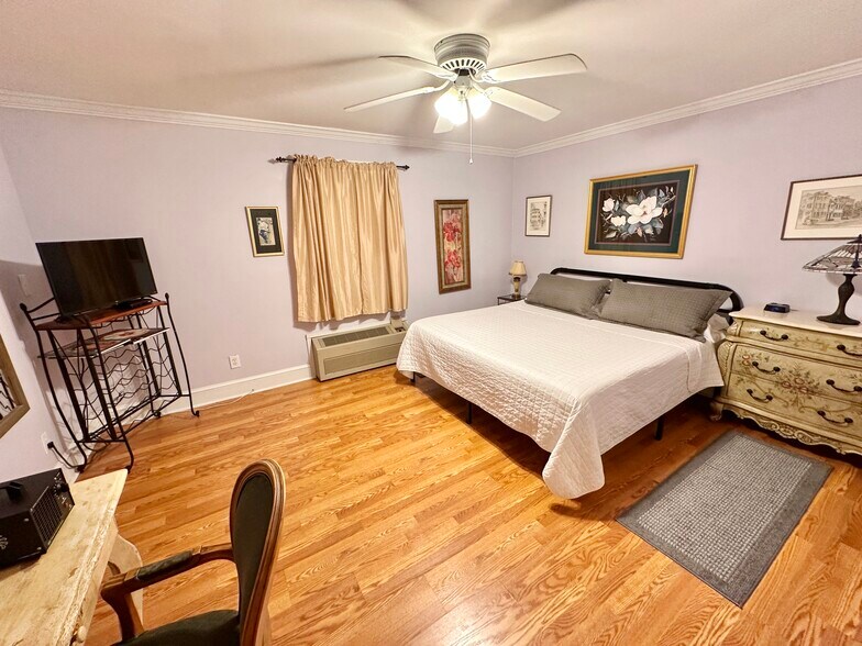 More Photos Of 615 College St, Clinton Hotel For Sale