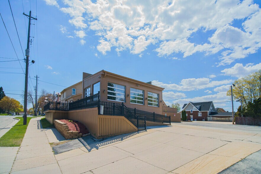 More Photos Of 2204 Washington St, Manitowoc General Retail For Sale