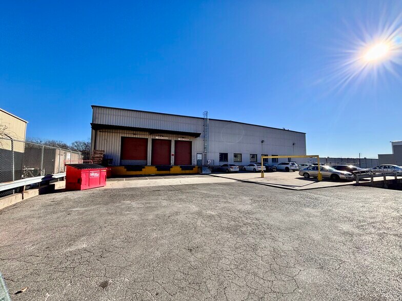 More Photos Of 86 Viaduct Rd, Stamford Warehouse For Lease