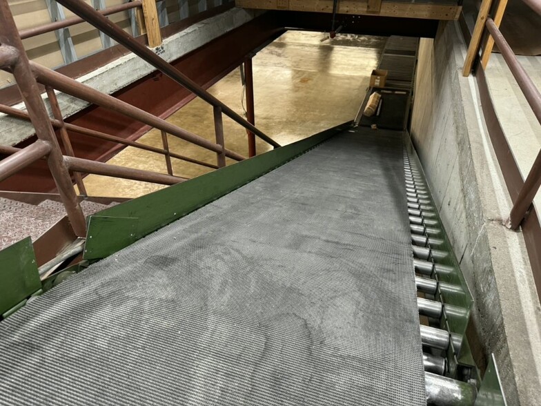 More Photos Of 10915 W Kellogg St, Wichita Freestanding For Lease