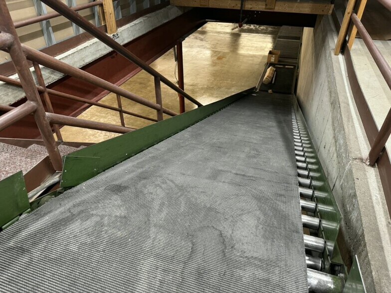 More Photos Of 10915 W Kellogg St, Wichita Freestanding For Lease