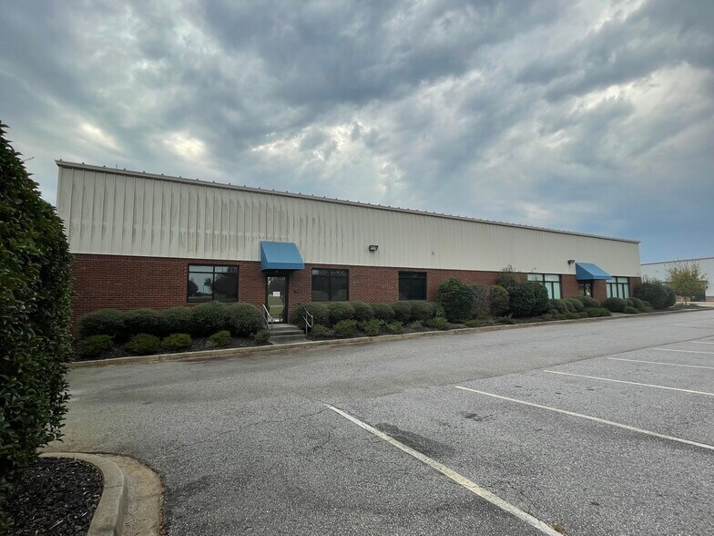 More Photos Of 615 McGee Rd, Anderson Showroom For Lease