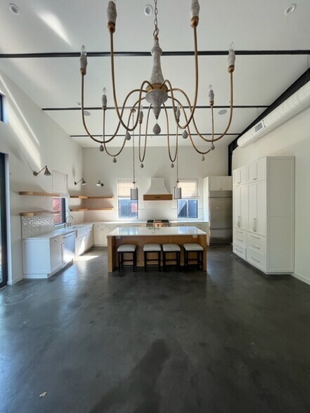 More Photos Of 4780 Iberia Ave, Dallas Showroom For Sale
