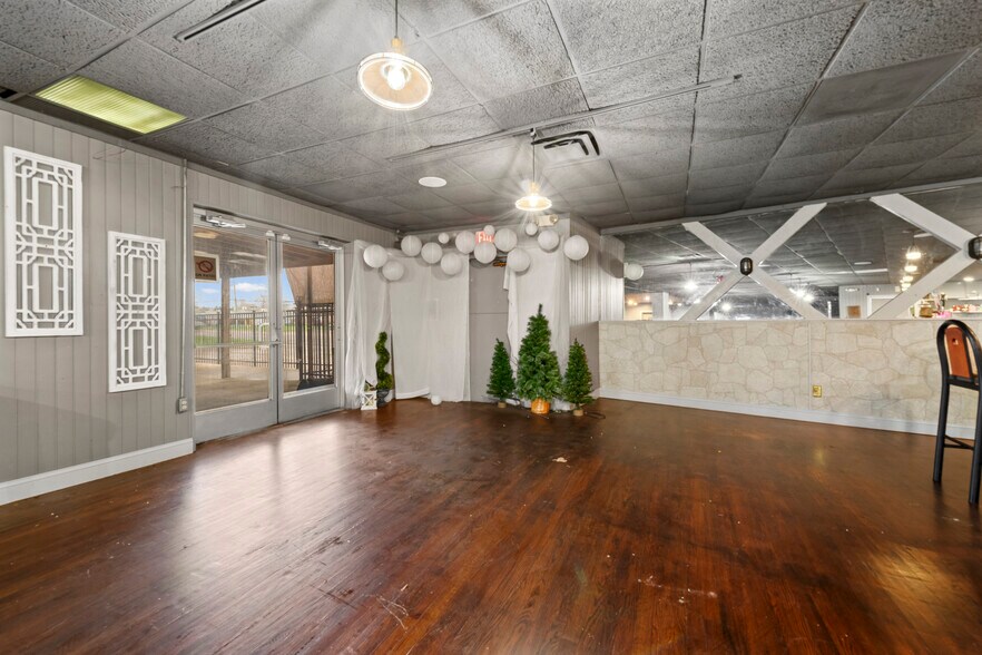More Photos Of 1090 Rochester Rd, Troy Restaurant For Sale